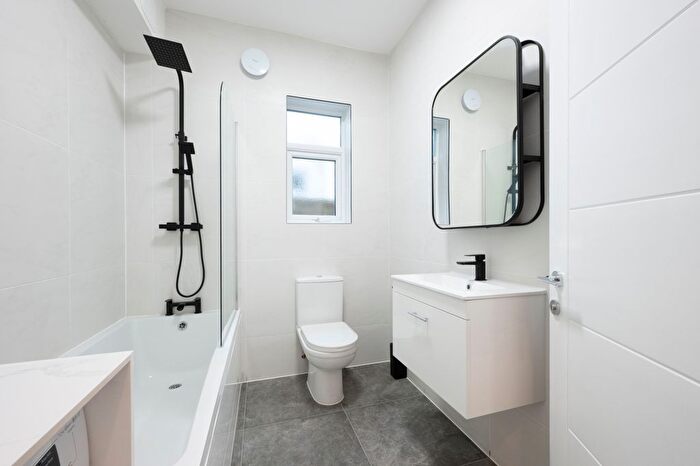 2 Bedroom Flat To Rent In Cannon Hill Lane, London, SW20