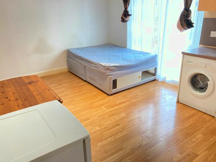 Studio To Rent In Very Near Gunnesbury Crescent Area, Acton Town, W3