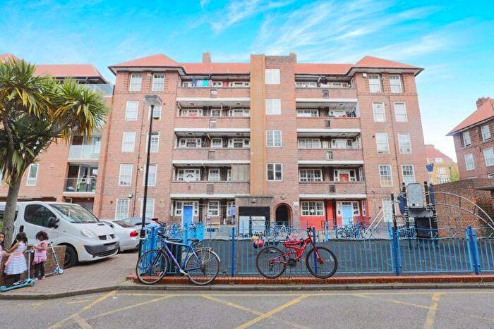 3 Bedroom Flat To Rent In Shadwell Gardens, Cable Street, Shadwell, Wapping, Limehouse, London, E1
