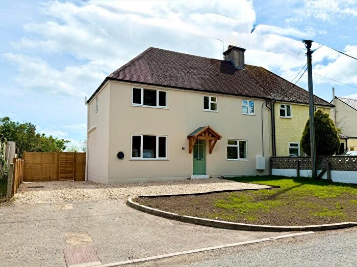 4 Bedroom Semi-Detached House For Sale In Hollow Way, Bradenstoke, Wiltshire, N15