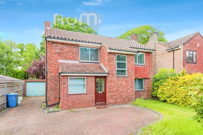 3 Bedroom Detached House To Rent In Pierrefondes Avenue, GU14