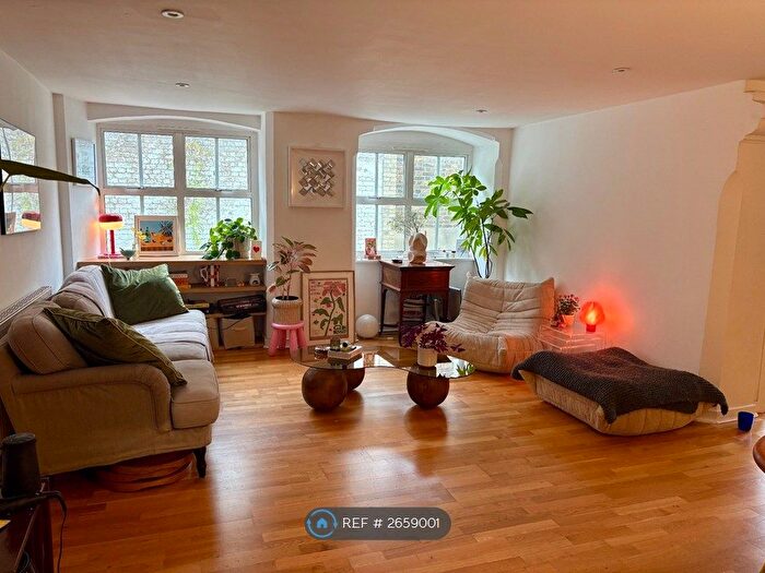 2 Bedroom Flat To Rent In Defoe Road, Stoke Newington, N16