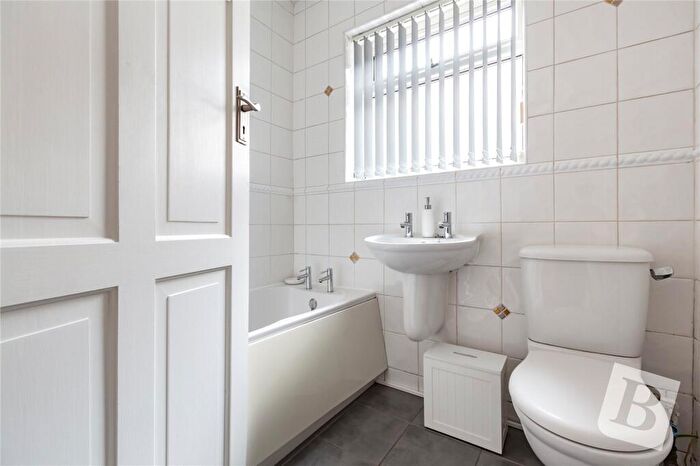 3 Bedroom Bungalow For Sale In Derby Avenue, Upminster, RM14