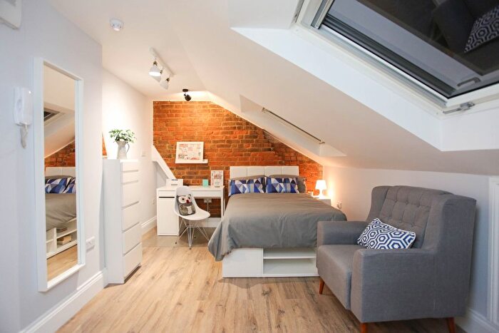 1 Bedroom Studio To Rent In Room, Flat A, King Street, Luton, Bedfordshire, LU1