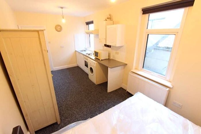 Studio To Rent In North End Road, London, W14