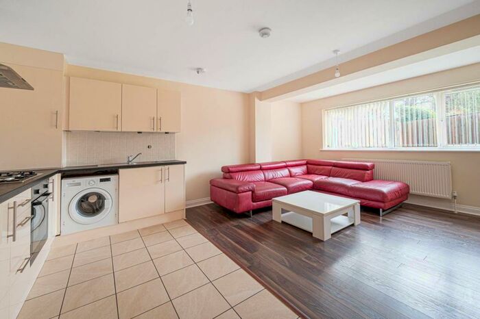 3 Bedroom Flat To Rent In Mays Lane, Barnet, EN5