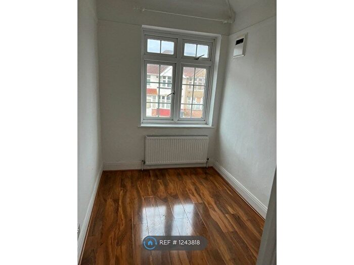 4 Bedroom Semi-Detached House To Rent In Hounslow, Hounslow, TW5