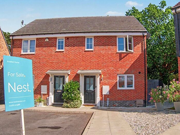 2 Bedroom Semi Detached House For Sale In Pond Chase, Hockley, SS5