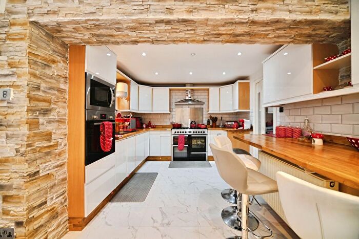 4 Bedroom Detached House For Sale In Lemonfield Drive, Watford, WD25