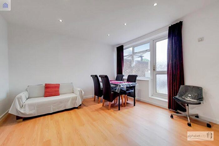3 Bedroom Maisonette To Rent In Lingard House, Docklands, E14