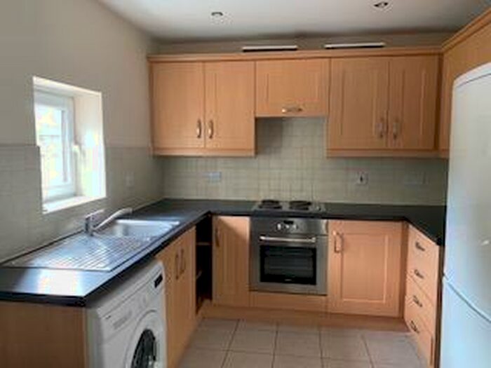 2 Bedroom Apartment To Rent In Chapel Gardens, L5