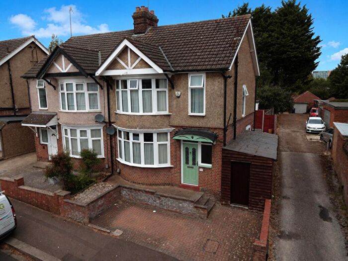 3 Bedroom Semi Detached House For Sale In Alton Road, Luton, Bedfordshire, LU1