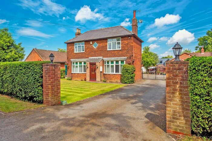 4 Bedroom Detached House For Sale In School Road, Hemingbrough, Selby, YO8