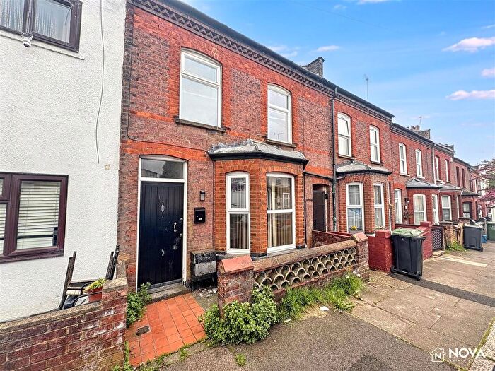 3 Bedroom Terraced House For Sale In Talbot Road, Luton, LU2