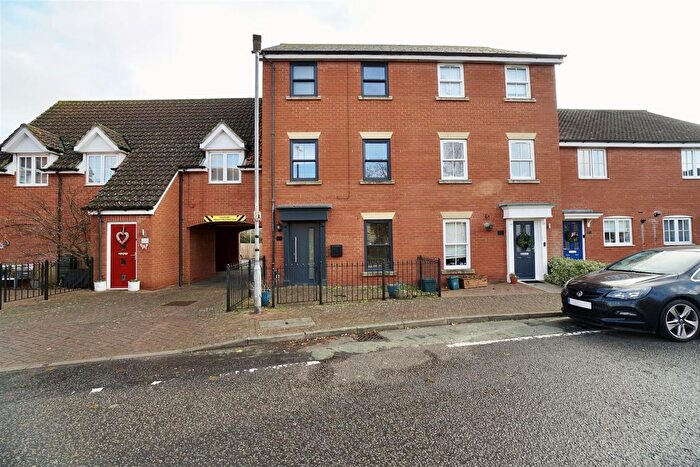 4 Bedroom Semi Detached House For Sale In Gavin Way, Highwoods, Colchester, CO4