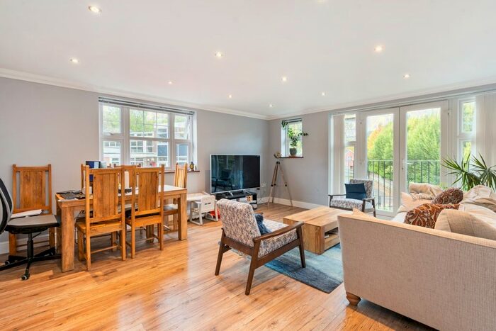 2 Bedroom Flat To Rent In Churchview Close, Caterham, CR3