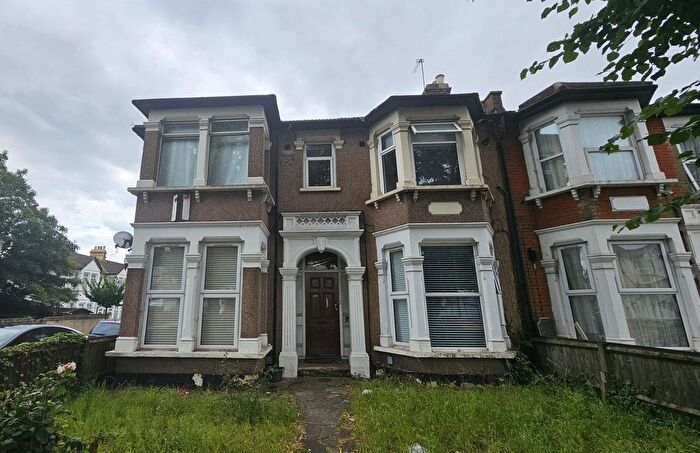 2 Bedroom Flat To Rent In The Drive, Ilford, IG1