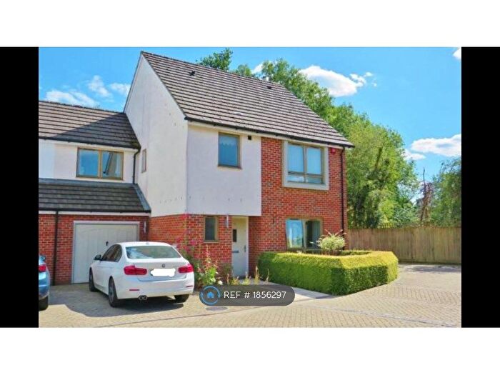 4 Bedroom Semi-Detached House To Rent In Delrogue Road, Crawley, RH11