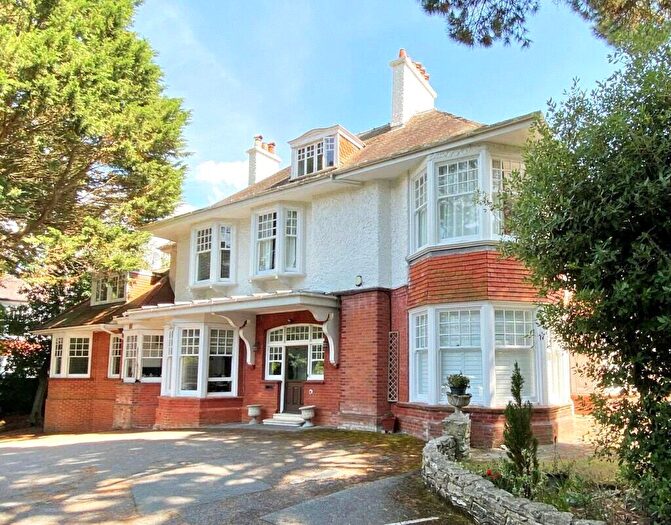 2 Bedroom Flat For Sale In West Overcliff Drive, Bournemouth, Dorset, BH4