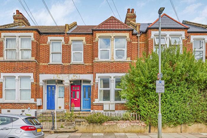 3 Bedroom Maisonette For Sale In Sellincourt Road, Tooting, SW17
