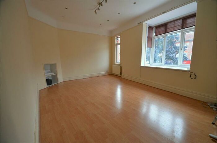 3 Bedroom Flat To Rent In The Broadway, Mill Hill, NW7