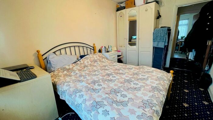 Studio To Rent In Kingsbury Road, London/ Kingsbury NW9