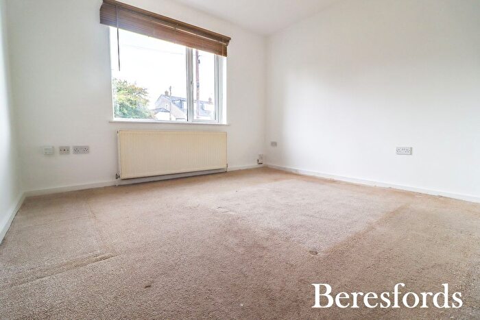 2 Bedroom Detached House For Sale In The Crescent, Upminster, RM14