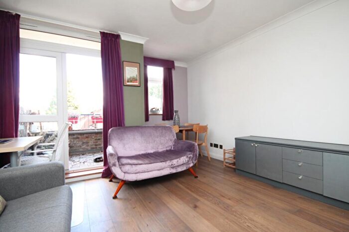 1 Bedroom Flat To Rent In Bracknell Close, Wood Green, N22