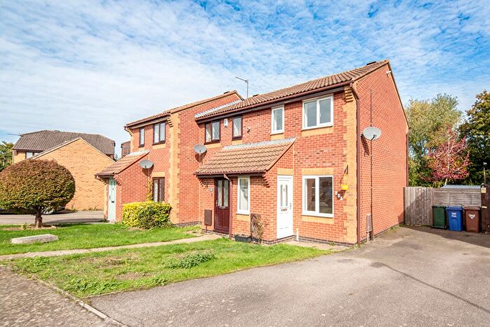 2 Bedroom Semi-Detached House For Sale In Ravencroft, Bicester, OX26