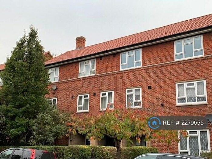 2 Bedroom Flat To Rent In Lytcott Grove, London, SE22