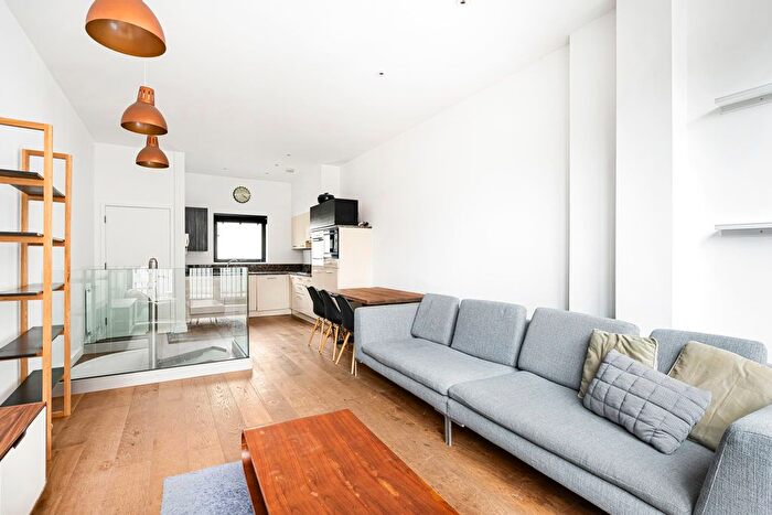 3 Bedroom Flat To Rent In Coronet Street, Shoreditch, London, N1