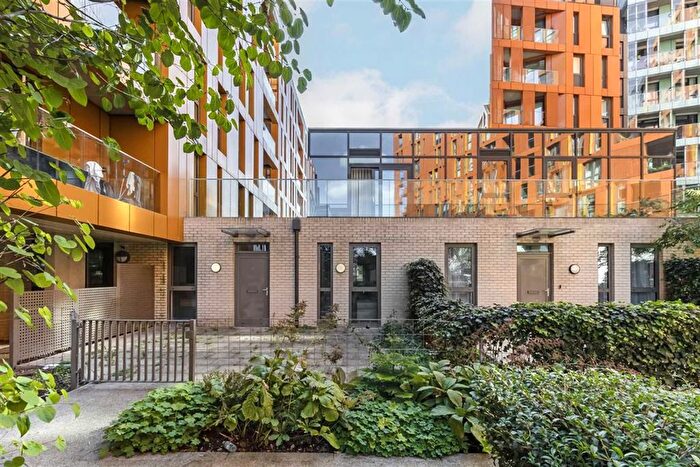 3 Bedroom Flat To Rent In Telegraph Avenue, London, SE10