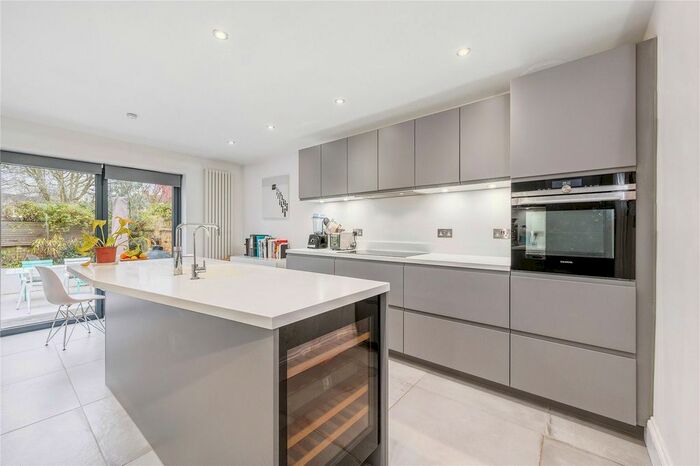 2 Bedroom Flat To Rent In Harvard Road, London, W4