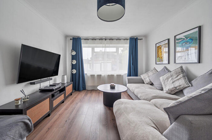 1 Bedroom Flat For Sale In Worplesdon Road, Guildford, Surrey, GU2