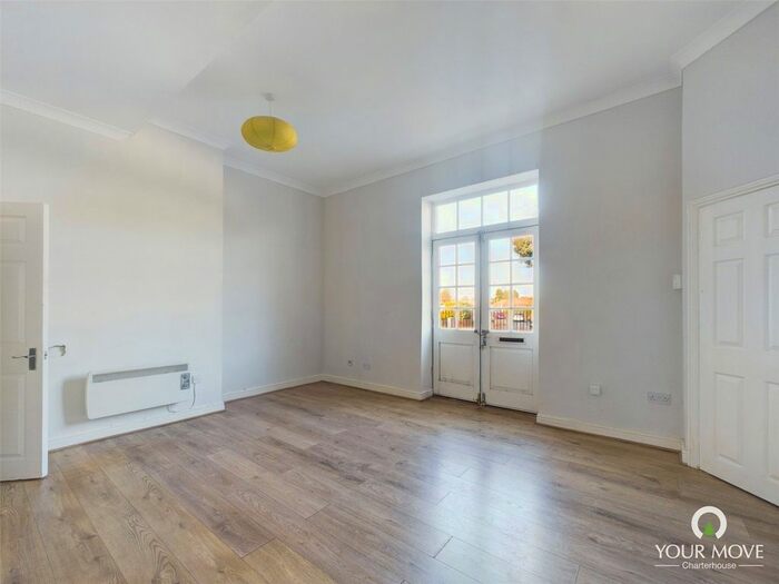 2 Bedroom Flat To Rent In Ramsgate Road, Broadstairs, Kent, CT10