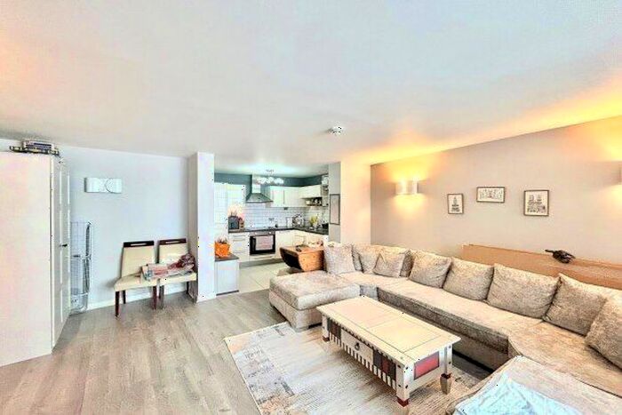 2 Bedroom Flat To Rent In Mercury Gardens, Romford, RM1