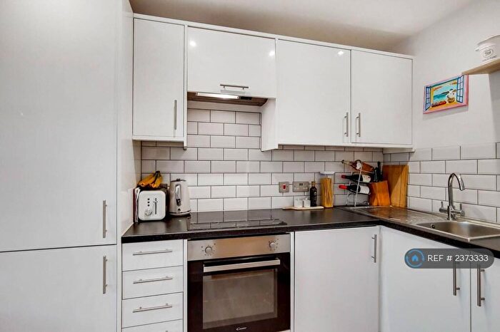 1 Bedroom Flat To Rent In Parkgate House, New Malden, KT3