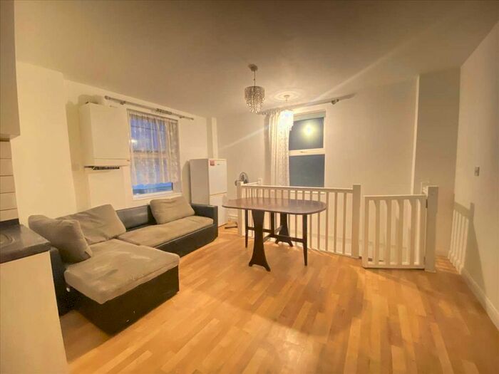 2 Bedroom Flat To Rent In Castlehill Parade, The Avenue, West Ealing, Ealing W13