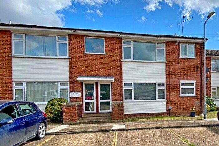 2 Bedroom Flat To Rent In Woodside Close, Rainham, RM13