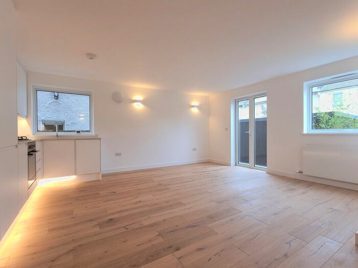 2 Bedroom Flat To Rent In Quarry Court, Dunstans Grove, London, SE22
