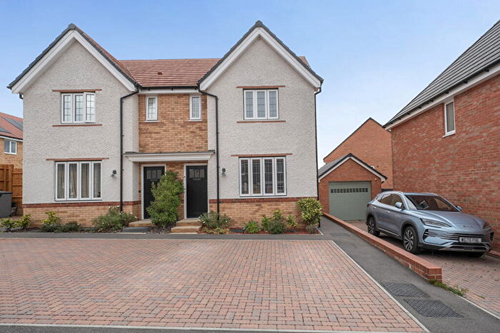 3 Bedroom Semi-Detached House For Sale In Carnoustie Road, Basingstoke, RG23