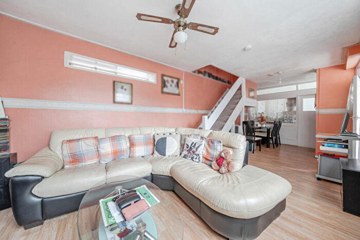 3 Bedroom Maisonette For Sale In Meeting House Lane, Peckham, London, SE15