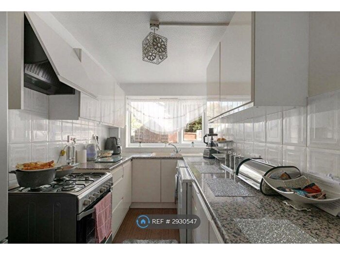 2 Bedroom Maisonette To Rent In Towers Court, Uxbridge, UB10