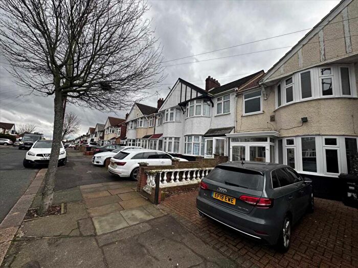 4 Bedroom Semi Detached House To Rent In Rushden Gardens, Ilford, IG5