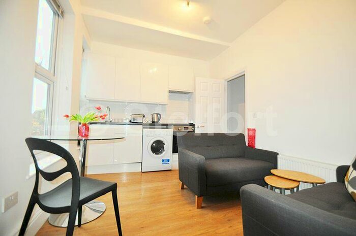 3 Bedroom Flat To Rent In Holloway Road, London, N7