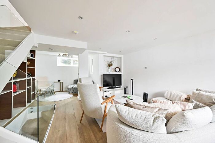3 Bedroom Mews To Rent In Walham Yard, Fulham, SW6