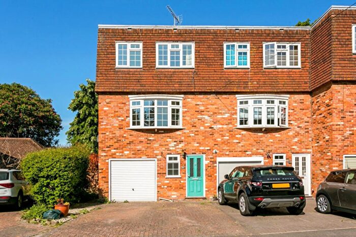 4 Bedroom Town House To Rent In Fieldhead Gardens Bourne End, SL8