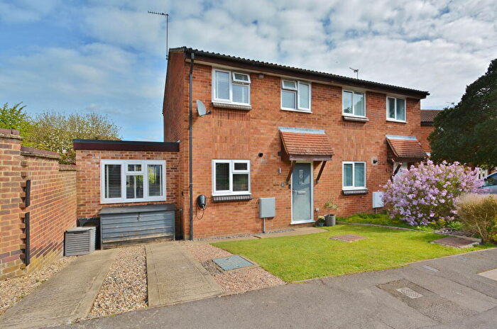 3 Bedroom Semi Detached House For Sale In Hazelrig Drive, Thame, OX9