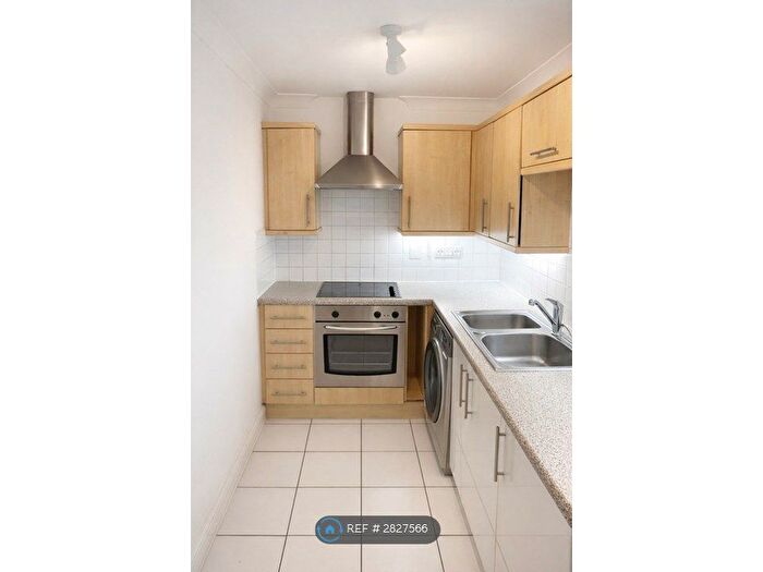 2 Bedroom Flat To Rent In Lizmans House, London, NW1