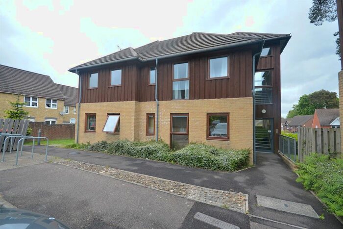 1 Bedroom Flat To Rent In Oakwood Court, Crawley, RH11